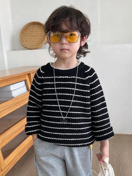 Vaikiškas megztinis berniukams su ovalia iškirpte