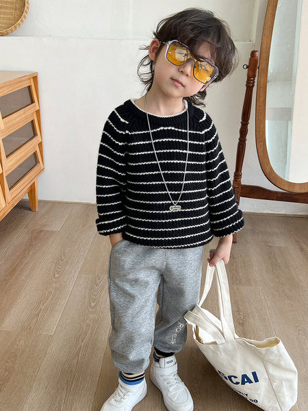 Vaikiškas megztinis berniukams su ovalia iškirpte