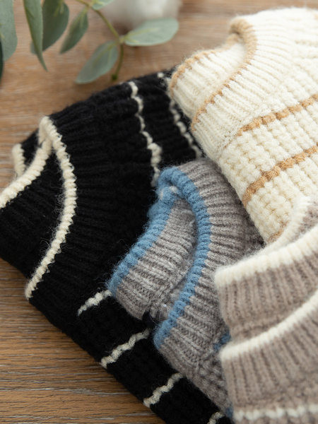 Vaikiškas megztinis berniukams su ovalia iškirpte