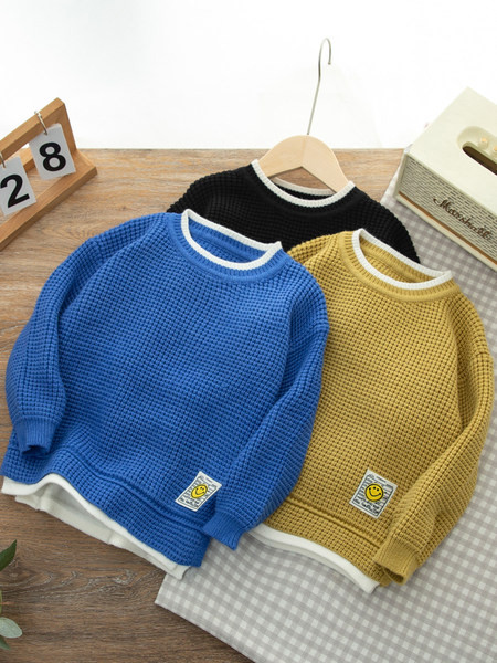 Zimski pulover za dječake sa ovalnim izrezom i grbom