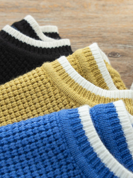 Zimski pulover za dječake sa ovalnim izrezom i grbom