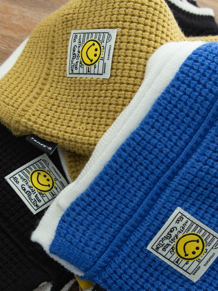 Zimski pulover za dječake sa ovalnim izrezom i grbom