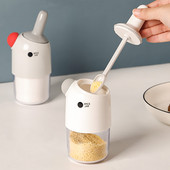 2 vnt. skaidrūs prieskonių stiklainiai su šaukštu, drėgmei atsparūs plastikiniai indeliai su prieskoniais, virtuvės čili miltelių druskos plaktuvas.