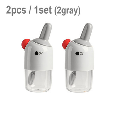 2 vnt. skaidrūs prieskonių stiklainiai su šaukštu, drėgmei atsparūs plastikiniai indeliai su prieskoniais, virtuvės čili miltelių druskos plaktuvas.