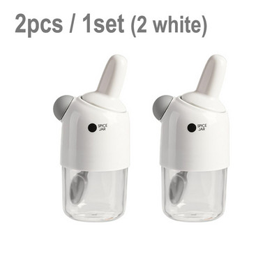 2 vnt. skaidrūs prieskonių stiklainiai su šaukštu, drėgmei atsparūs plastikiniai indeliai su prieskoniais, virtuvės čili miltelių druskos plaktuvas.