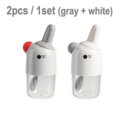 2 vnt. skaidrūs prieskonių stiklainiai su šaukštu, drėgmei atsparūs plastikiniai indeliai su prieskoniais, virtuvės čili miltelių druskos plaktuvas.