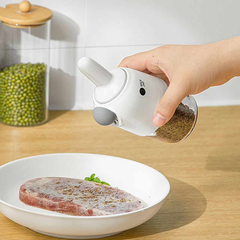 2 vnt. skaidrūs prieskonių stiklainiai su šaukštu, drėgmei atsparūs plastikiniai indeliai su prieskoniais, virtuvės čili miltelių druskos plaktuvas.