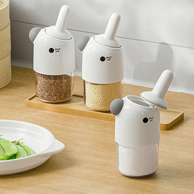 2 vnt. skaidrūs prieskonių stiklainiai su šaukštu, drėgmei atsparūs plastikiniai indeliai su prieskoniais, virtuvės čili miltelių druskos plaktuvas.