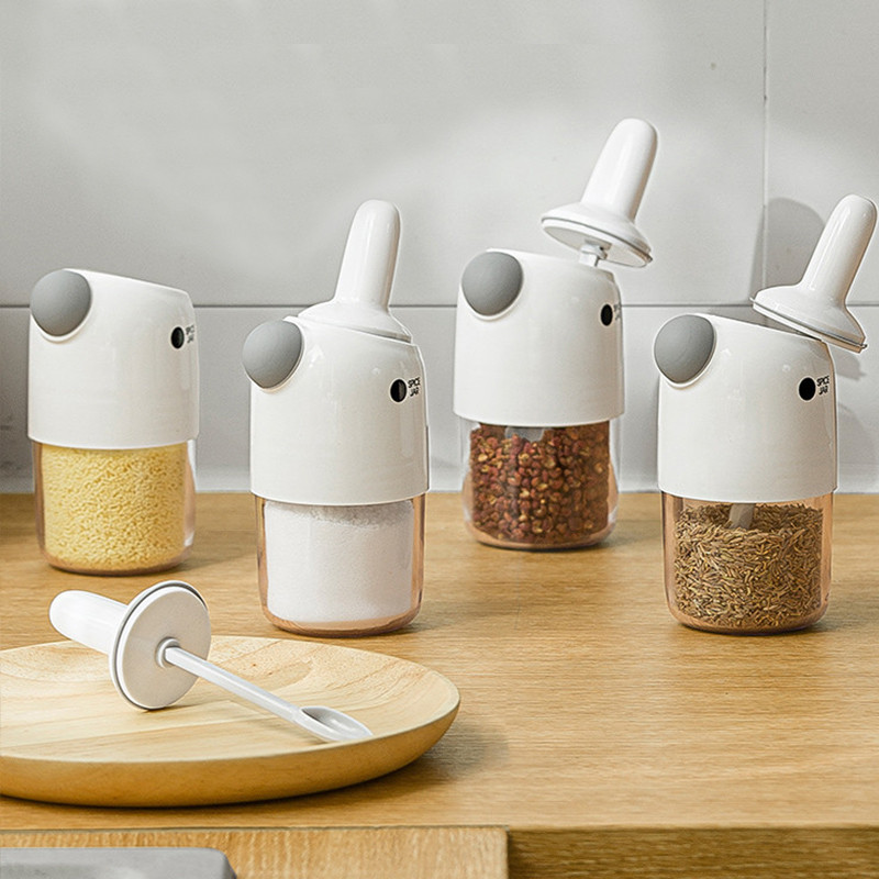 2 vnt. skaidrūs prieskonių stiklainiai su šaukštu, drėgmei atsparūs plastikiniai indeliai su prieskoniais, virtuvės čili miltelių druskos plaktuvas.