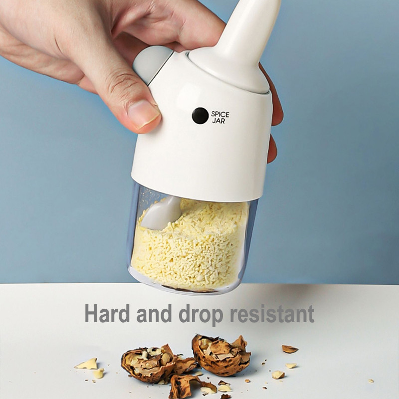 2 vnt. skaidrūs prieskonių stiklainiai su šaukštu, drėgmei atsparūs plastikiniai indeliai su prieskoniais, virtuvės čili miltelių druskos plaktuvas.