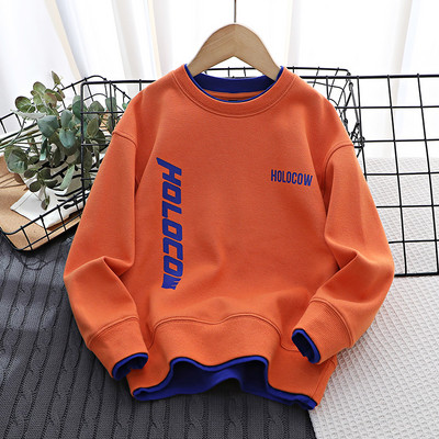 Új modellű pulóver fiúknak felirattal és ovális nyakkivágással