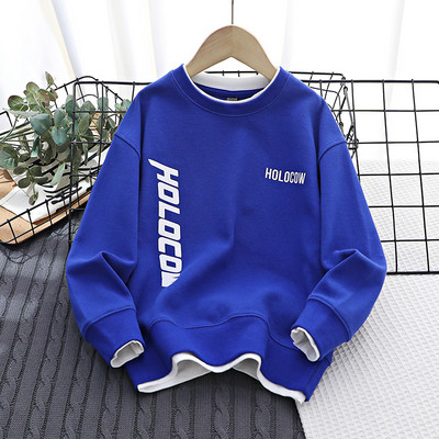 Új modellű pulóver fiúknak felirattal és ovális nyakkivágással