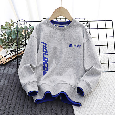 Új modellű pulóver fiúknak felirattal és ovális nyakkivágással