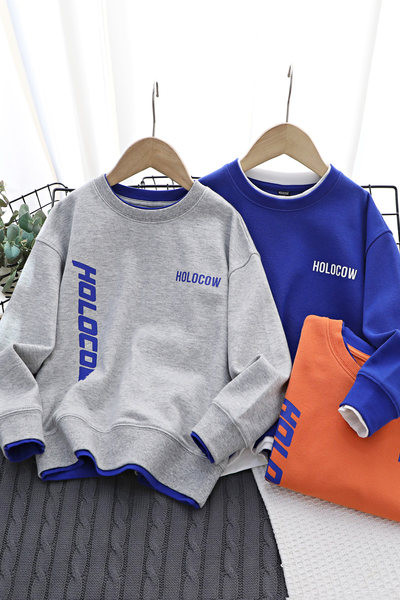 Új modellű pulóver fiúknak felirattal és ovális nyakkivágással