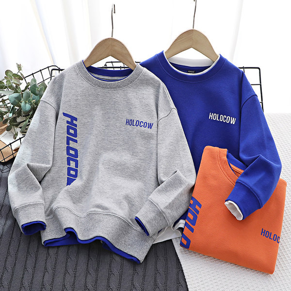 Új modellű pulóver fiúknak felirattal és ovális nyakkivágással