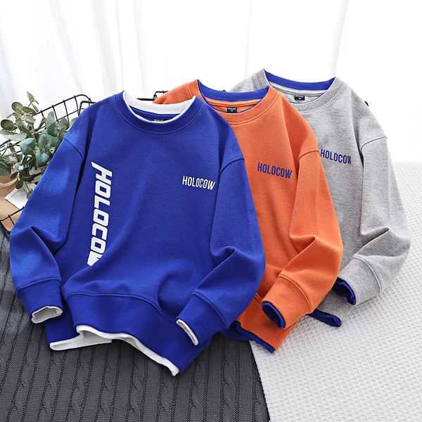 Új modellű pulóver fiúknak felirattal és ovális nyakkivágással