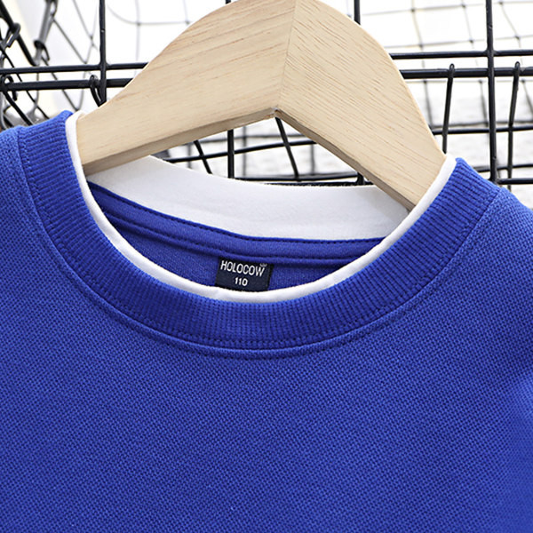 Új modellű pulóver fiúknak felirattal és ovális nyakkivágással