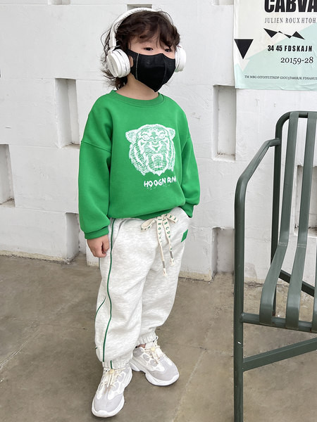 Hanorac cu model lat pentru baieti cu imprimeu si decolteu oval