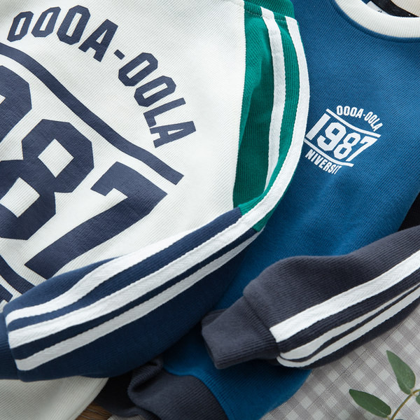 Paprasti berniukų sportiniai megztiniai su užrašais