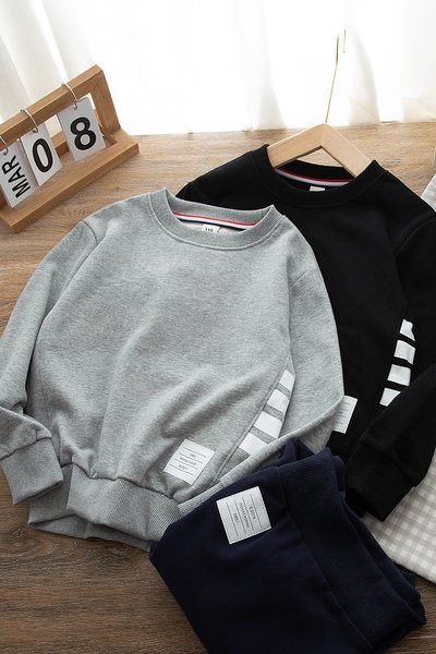 Laisvo kirpimo megztinis berniukams O formos iškirpte ir logotipu