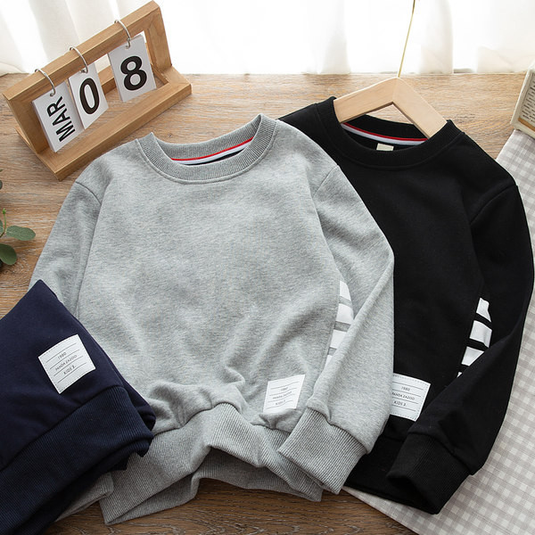 Laisvo kirpimo megztinis berniukams O formos iškirpte ir logotipu