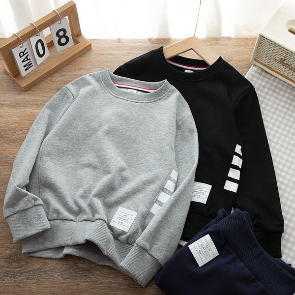 Laisvo kirpimo megztinis berniukams O formos iškirpte ir logotipu