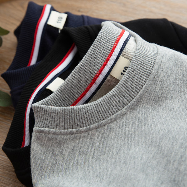 Laisvo kirpimo megztinis berniukams O formos iškirpte ir logotipu