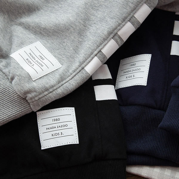 Laisvo kirpimo megztinis berniukams O formos iškirpte ir logotipu