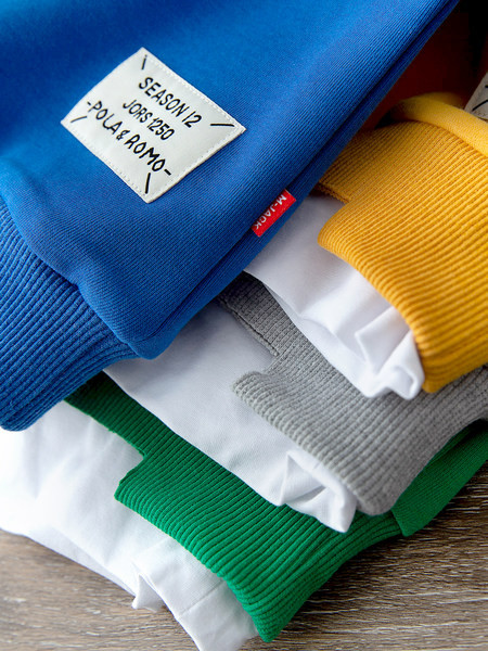 Bluză casual cu aplicații și inscripții