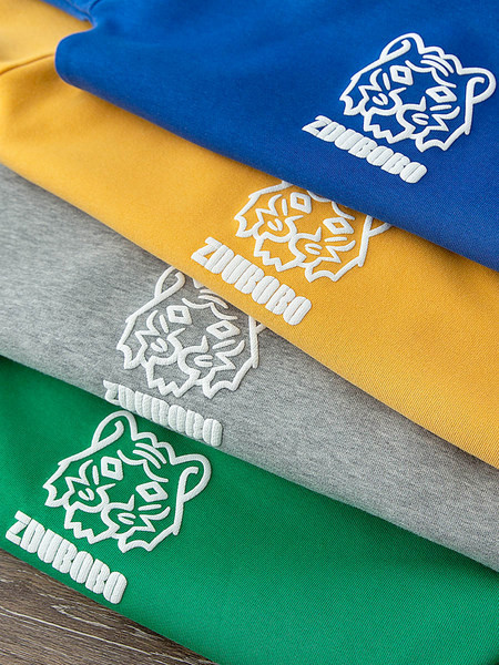 Bluză casual cu aplicații și inscripții