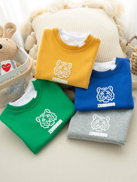 Bluză casual cu aplicații și inscripții