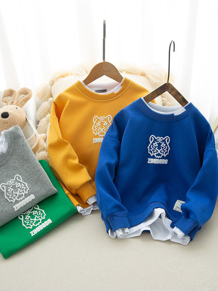 Bluză casual cu aplicații și inscripții