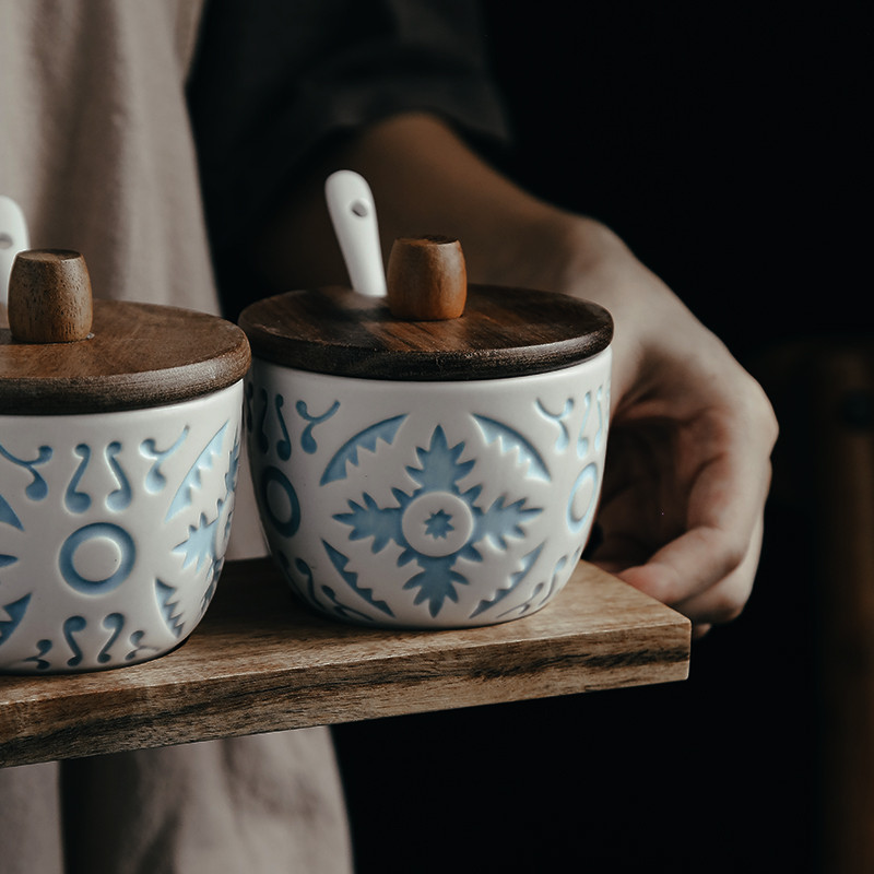 Cutie de condimente de bucătărie Set din trei piese cu lingură Condimente din ceramică Agitator de sare de zahăr Cutie rotundă de condimente în relief Set de borcane de condimente