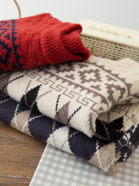 Laste kootud kilpkaelusega kampsun poistele