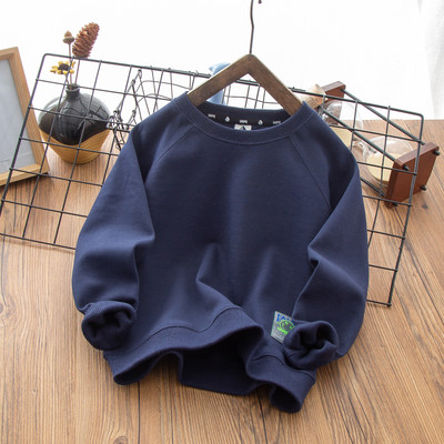 Vaikiški megztiniai su ovalia iškirpte ir emblema