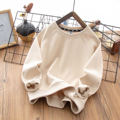 Ovaalse dekoltee ja embleemiga laste dressipluus