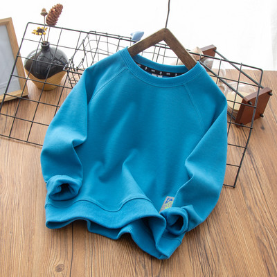 Vaikiški megztiniai su ovalia iškirpte ir emblema