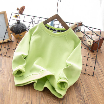 Vaikiški megztiniai su ovalia iškirpte ir emblema