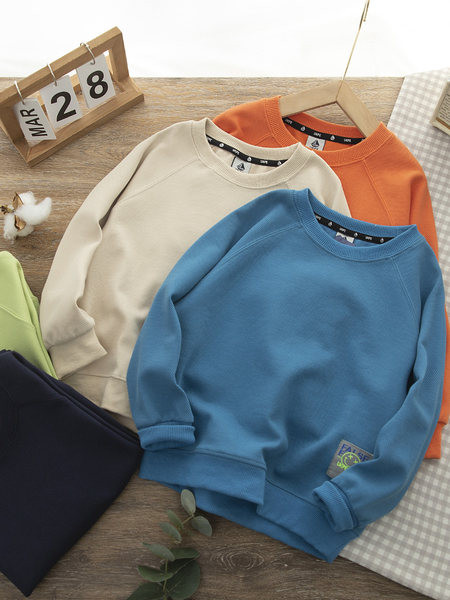 Vaikiški megztiniai su ovalia iškirpte ir emblema