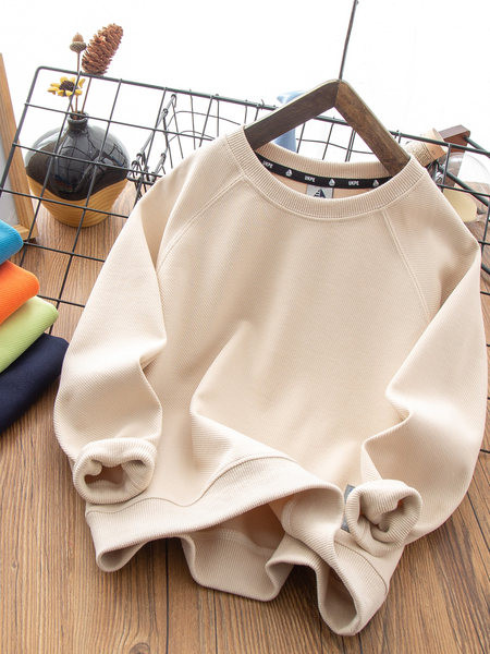 Vaikiški megztiniai su ovalia iškirpte ir emblema