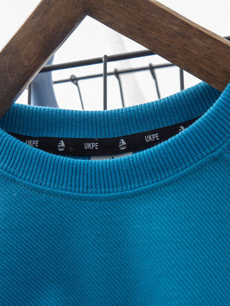 Vaikiški megztiniai su ovalia iškirpte ir emblema