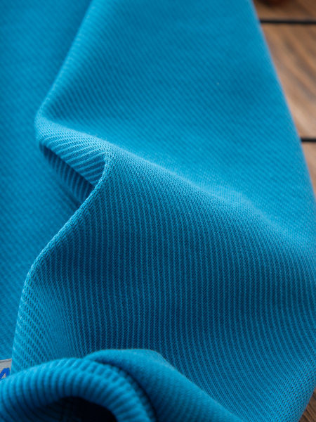 Vaikiški megztiniai su ovalia iškirpte ir emblema