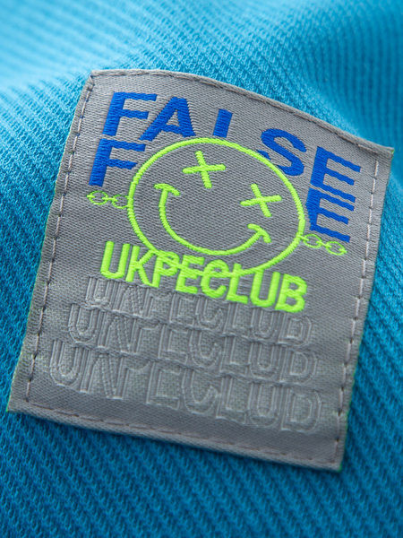 Vaikiški megztiniai su ovalia iškirpte ir emblema