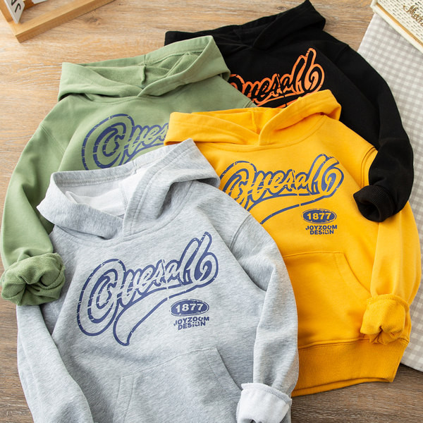 Sportinis džemperis su užrašais berniukams