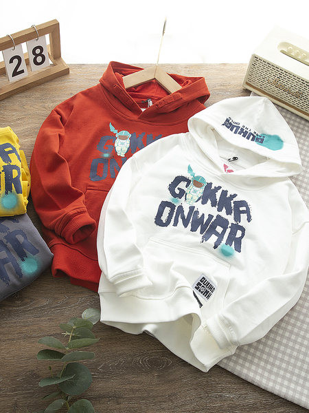 Berniuko palaidi megztiniai su gobtuvu su užrašais