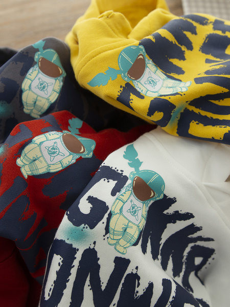 Berniuko palaidi megztiniai su gobtuvu su užrašais