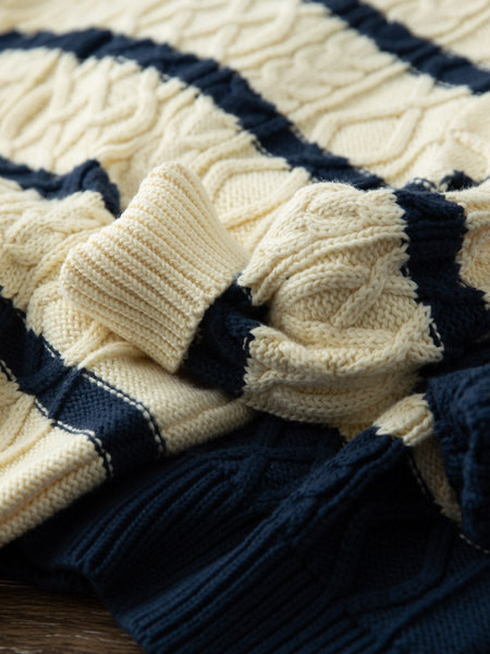 Dječji prugasti pulover s okruglim izrezom za dječake