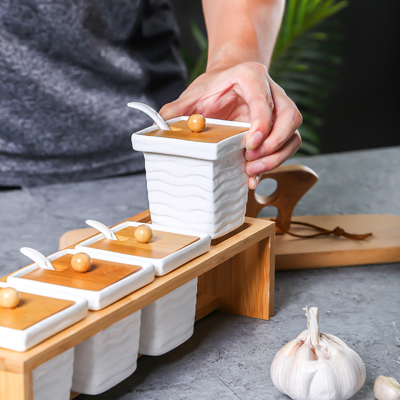 Keraminių prieskonių stiklainių rinkinys su mediniu stovu prieskonių prieskonių laikymo buteliukai su šaukštais Druskos pipirų cukraus stiklainio tvarkyklė