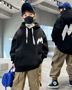 Gyerek pulóver fiúknak nyakkendővel és zsebbel