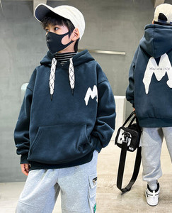 Gyerek pulóver fiúknak nyakkendővel és zsebbel